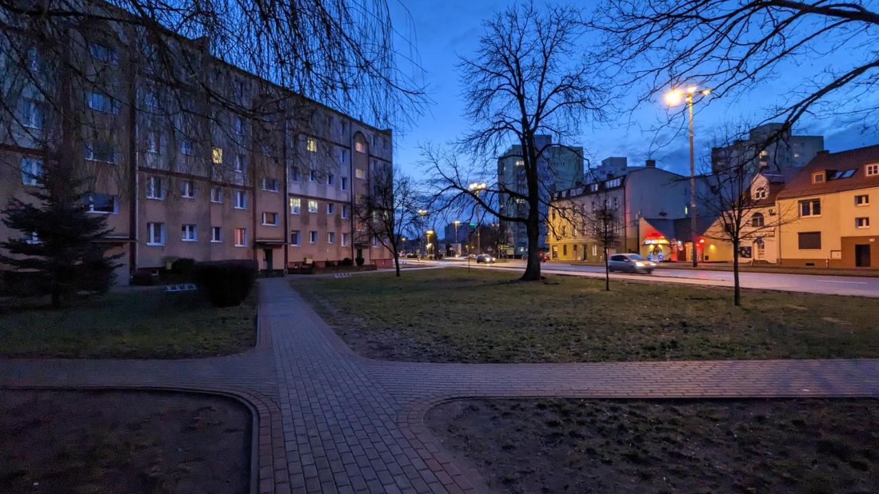 Dom Rodzinny przy Parku: 4-pokojowy z Biurem i Kominkiem Pila Exterior photo